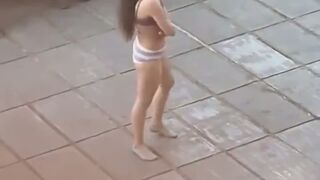 इरानी कॉलेज गर्ल सरे बाजार नंगी होकर घूमी