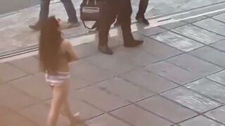 इरानी कॉलेज गर्ल सरे बाजार नंगी होकर घूमी