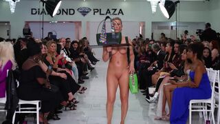 न्यूड कैटवाक फैशन शो