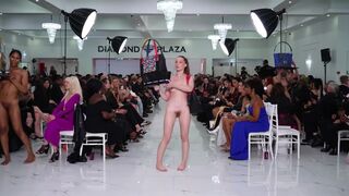 न्यूड कैटवाक फैशन शो