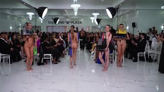 न्यूड कैटवाक फैशन शो