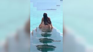मलाइका अरोरा वाटर पूल में न्यूड जैसे