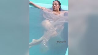 मलाइका अरोरा वाटर पूल में न्यूड जैसे