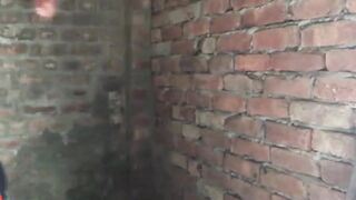 जवान साली को सीढ़ियों में खड़े खड़े पेला