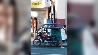 फिलिपीन्स में फुटपाथ पर दिन दिहाड़े चोदा