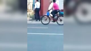 फिलिपीन्स में फुटपाथ पर दिन दिहाड़े चोदा