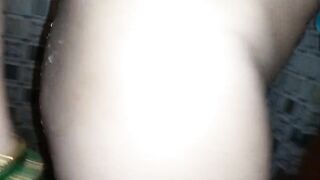 चिकनी चूत वाली चिकनी भाभी नंगी नहा रही है