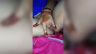 देसी भाभी ने चूत में उंगलियों से मजा लिया