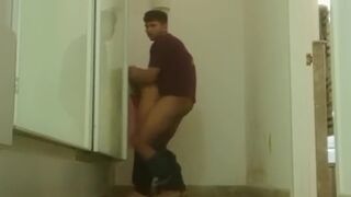 ऑफिस गर्ल को खाली गलियारे में चोदा