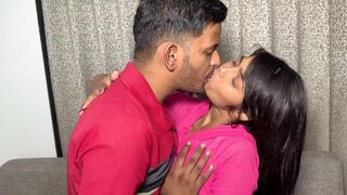 गोंडा जिला की भाभी पति को बताकर नौकर से चुदी