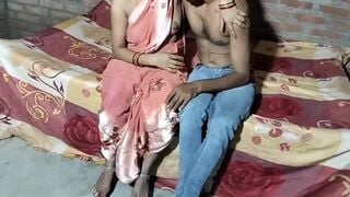 सेक्सी बीवी को घोड़ी बनाकर चोदा गन्दी बातें करके