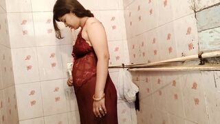 विवाहिता लड़की को चाचा ने बाथरूम में चोदा