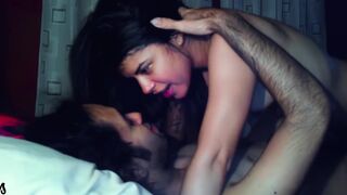 हॉट सेक्सी लड़की अपने बॉयफ्रेंड के लंड की सवारी कर रही है