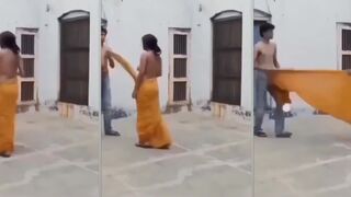 जवान पत्नी को खुले आंगन में नंगी किया