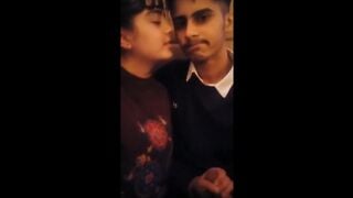 19 साल की प्यारी लड़की का लड़के के साथ फोरप्ले