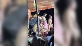 जवान लडकियां स्टेज पर नंगा नाच कर रही