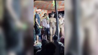 जवान लडकियां स्टेज पर नंगा नाच कर रही