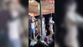 जवान लडकियां स्टेज पर नंगा नाच कर रही