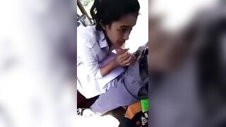 ऑटो में लड़का लड़की चुदाई कर रहे हैं