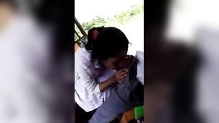 ऑटो में लड़का लड़की चुदाई कर रहे हैं