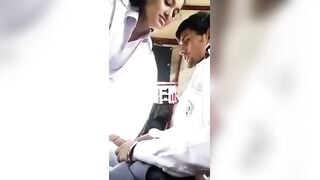 ऑटो में लड़का लड़की चुदाई कर रहे हैं