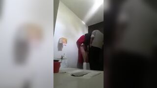 पाकिस्तानी लड़की बॉयफ्रेंड से टॉयलेट में चुदी