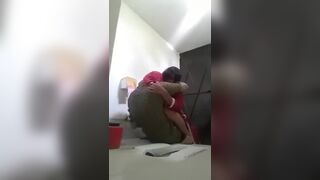 पाकिस्तानी लड़की बॉयफ्रेंड से टॉयलेट में चुदी