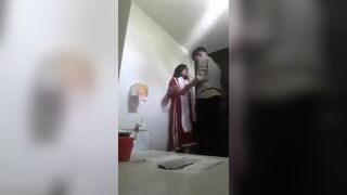 पाकिस्तानी लड़की बॉयफ्रेंड से टॉयलेट में चुदी