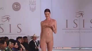 न्यूड रैंप वाक ज्वेलरी फैशन शो