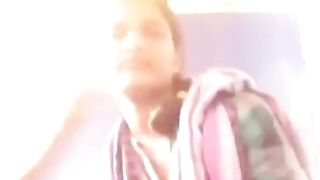 कॉलेज में खुले में गर्लफ्रेंड की चूची चूसी