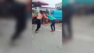 सड़क पर लड़के लड़की की लड़ाई में लड़की नंगी हुई