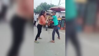सड़क पर लड़के लड़की की लड़ाई में लड़की नंगी हुई