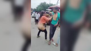 सड़क पर लड़के लड़की की लड़ाई में लड़की नंगी हुई