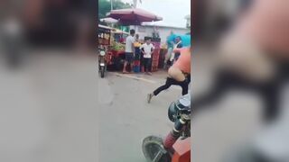 सड़क पर लड़के लड़की की लड़ाई में लड़की नंगी हुई