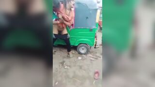 सड़क पर लड़के लड़की की लड़ाई में लड़की नंगी हुई