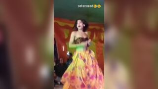 डांसर गर्ल ने लहंगा उठा कर नंगी चूत दिखाई