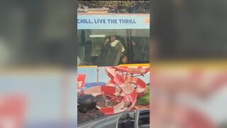 दिन दिहाड़े चलती बस में लड़की की चुदाई