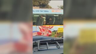दिन दिहाड़े चलती बस में लड़की की चुदाई