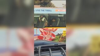 दिन दिहाड़े चलती बस में लड़की की चुदाई
