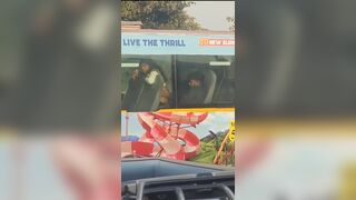 दिन दिहाड़े चलती बस में लड़की की चुदाई
