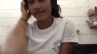 18 साल की यंग लड़की बाथरूम में नंगी चूत में उंगली