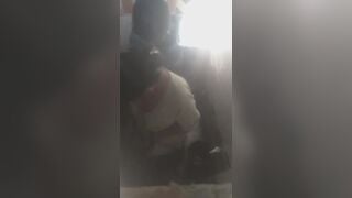 हॉट भाभी पड़ोसी लड़के से बाथरूम में चुदी