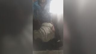 हॉट भाभी पड़ोसी लड़के से बाथरूम में चुदी