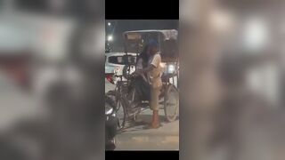 सड़क पर लड़की ने रिक्शे वाले का लंड पकड़ा