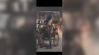 सड़क पर लड़की ने रिक्शे वाले का लंड पकड़ा