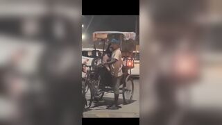 सड़क पर लड़की ने रिक्शे वाले का लंड पकड़ा
