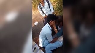 सड़क पर गर्लफ्रेंड को स्मूच का वीडियो