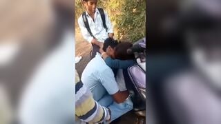 सड़क पर गर्लफ्रेंड को स्मूच का वीडियो