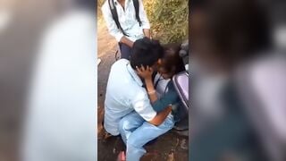 सड़क पर गर्लफ्रेंड को स्मूच का वीडियो