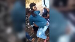 सड़क पर गर्लफ्रेंड को स्मूच का वीडियो